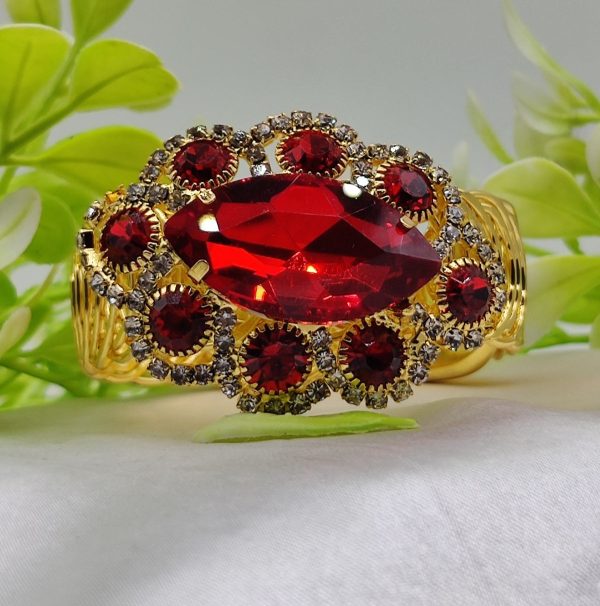 Oval Crystal Adjustable Bracelet – Elegant & Versatile